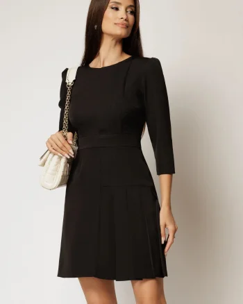 Rochie scurta neagra cu pliuri pe fusta si maneci trei sferturi