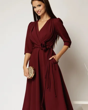 Rochie midi grena din stofa in clos cu floare in talie