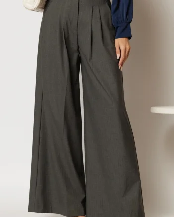 Pantaloni dama gri cu dungi cu pliuri si croi lejer