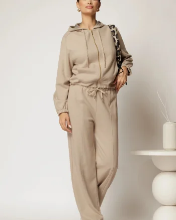Compleu bej cu adaos de bumbac format din pantalon si bluza cu fermoar