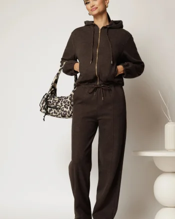 Compleu maro cu adaos de bumbac format din pantalon si bluza cu fermoar