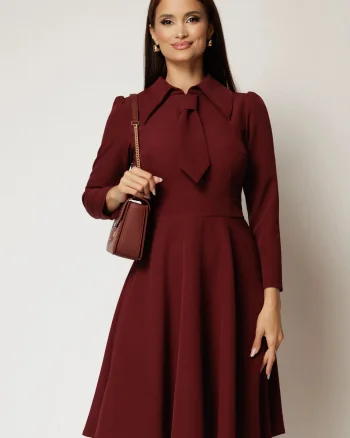 Rochie scurta bordo clos cu guler tip cravata