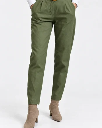 Pantaloni de toamna verde oliv cu pense   croi relaxat, curea asortata inclusa