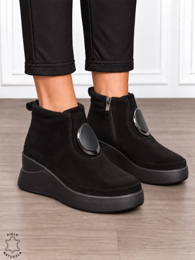 Ghete damă din piele naturală Intoarsa cu accesoriu metalic decorativ CRL1903 NEGRU