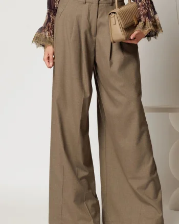Pantaloni dama bej cu pliuri si croi lejer