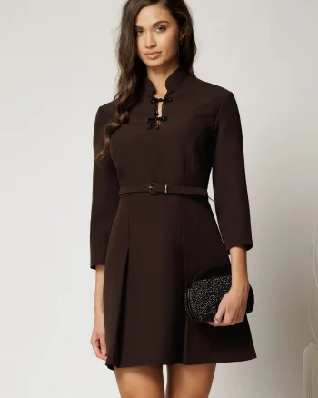 Rochie DY Fashion maro inchis scurta cu detalii la decolteu si pliuri pe fusta