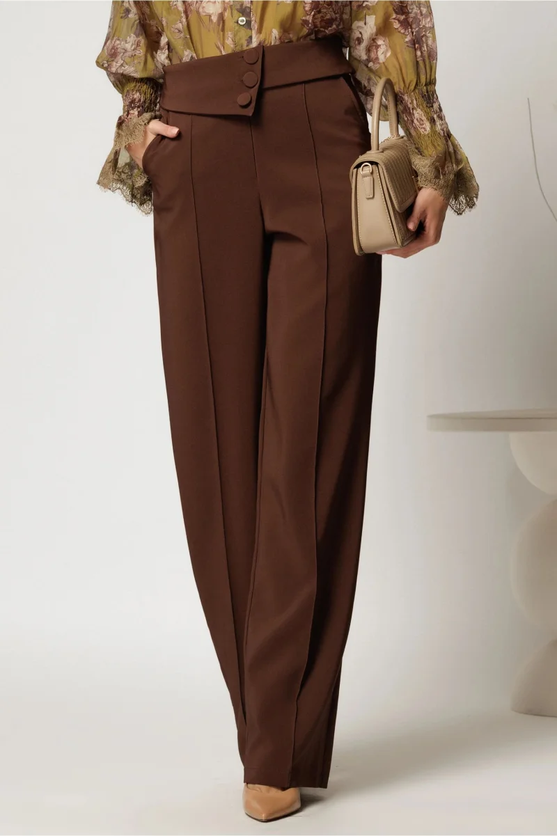 Pantaloni eleganti maro cu 3 nasturi si croi evazat