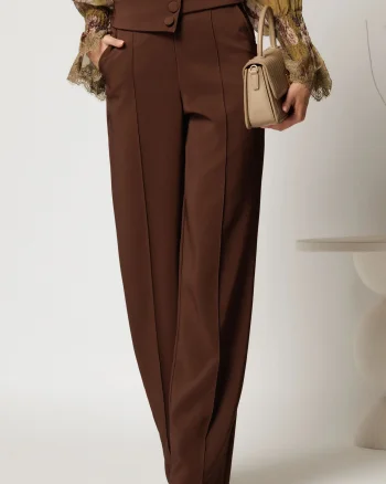 Pantaloni eleganti maro cu 3 nasturi si croi evazat