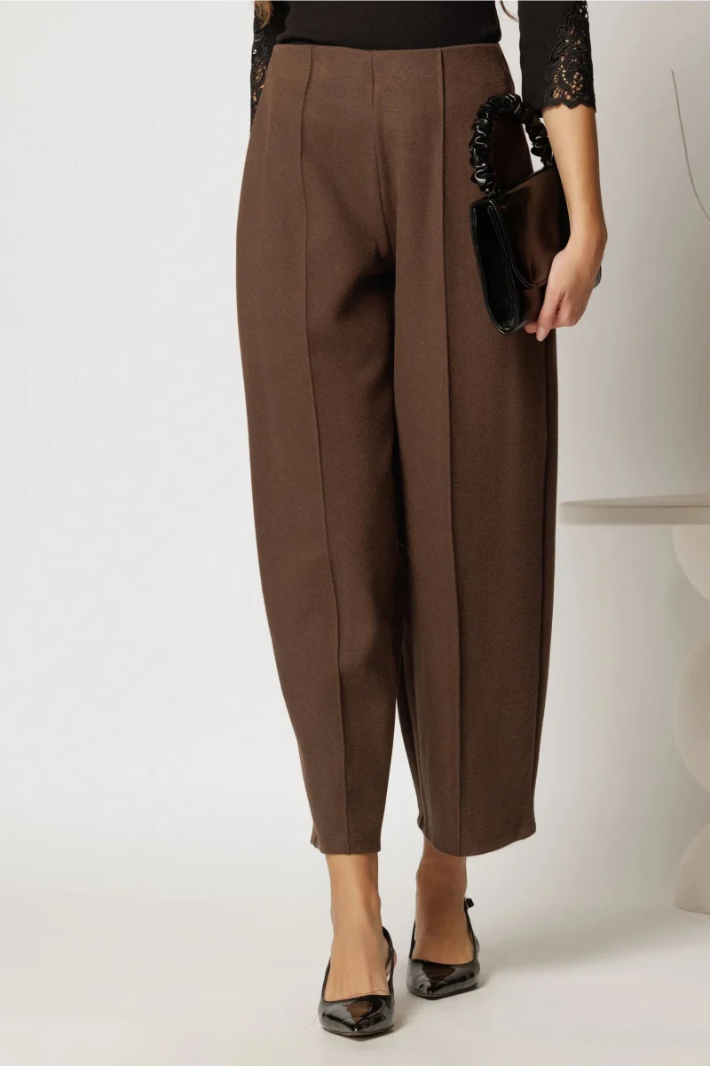 Pantaloni maro din tricot cu croi balloon si elastic in talie