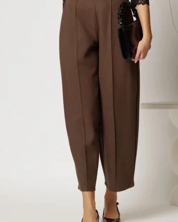 Pantaloni maro din tricot cu croi balloon si elastic in talie