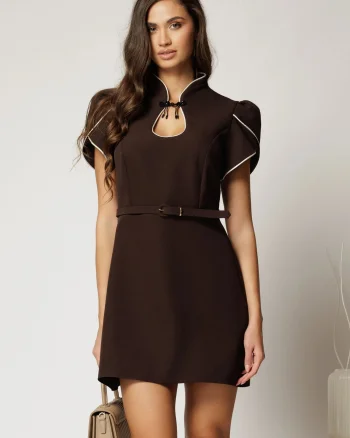 Rochie DY Fashion maro scurta cu detaliu la decolteu si maneci scurte lalea
