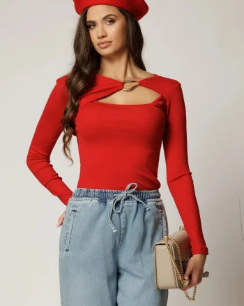 Bluza rosie casual cu decolteu decupat si accesoriu