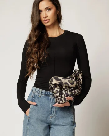 Bluza neagra basic cu decolteu rotund si adaos de viscoza